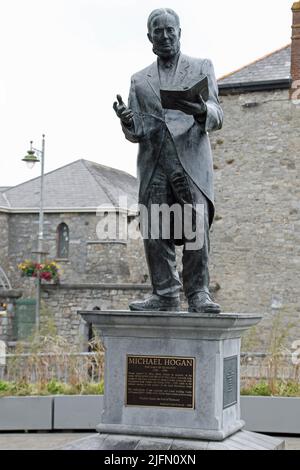 Statue commémorative de Michael Hogan au King Johns Castle Plaza à Limerick Banque D'Images