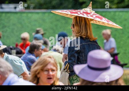 Londres, Royaume-Uni. 04th juillet 2022. Des parasols sont mis à l'abri de la chaleur de l'après-midi - le festival de jardin RHS Hampton court Palace 2022. Crédit : Guy Bell/Alay Live News Banque D'Images