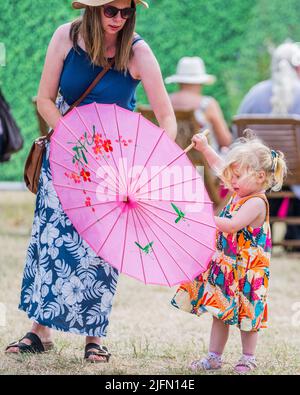 Londres, Royaume-Uni. 04th juillet 2022. Des parasols sont mis à l'abri de la chaleur de l'après-midi - le festival de jardin RHS Hampton court Palace 2022. Crédit : Guy Bell/Alay Live News Banque D'Images