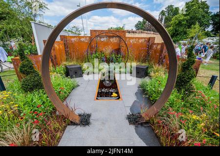 Londres, Royaume-Uni. 04th juillet 2022. Sunburst un jardin d'exposition conçu par Charlie Bloom et Simon Webster - le festival de jardin du palais de Hampton court 2022 de RHS. Crédit : Guy Bell/Alay Live News Banque D'Images