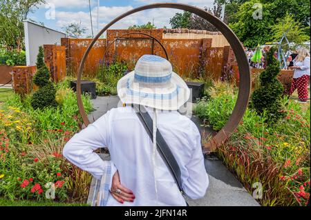 Londres, Royaume-Uni. 04th juillet 2022. Sunburst un jardin d'exposition conçu par Charlie Bloom (en photo) et Simon Webster - le festival de jardin de palais de Hampton court 2022 de RHS. Crédit : Guy Bell/Alay Live News Banque D'Images