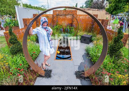 Londres, Royaume-Uni. 04th juillet 2022. Sunburst un jardin d'exposition conçu par Charlie Bloom (en photo) et Simon Webster - le festival de jardin de palais de Hampton court 2022 de RHS. Crédit : Guy Bell/Alay Live News Banque D'Images