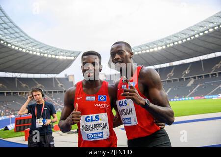 Berlin, Allemagne. 25th juin 2022. Vainqueur de la jubilation Owen ANSAH (HSV Hamburg Hamburg Hamburg / 1st place) avec Lucas ANSAH-PEPRAH l. (HSV Hamburg Hamburg Hambourg / 3rd place), finale masculine 100m sur 25.06.2022 championnats d'athlétisme allemands 2022, à partir de 25,06. - 06/26/2022 à Berlin/Allemagne. ÃÂ crédit : dpa/Alay Live News Banque D'Images