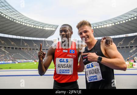 Owen ANSAH, vainqueur de la jubilation (HSV Hamburg Hamburg Hamburg / 1st place) avec r. Julian WAGNER (Top Team Thuringe/ 2nd place), finale homme 100m sur les Championnats d'athlétisme allemands 25 juin 2022 2022, de 25 juin. - 06/26/2022 à Berlin/Allemagne. ÃÂ Banque D'Images