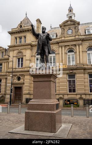 Statue de William Edward Forster, député de Bradford entre 1861 et 1885 et réformateur en éducation, à Bradford, au Royaume-Uni. Banque D'Images