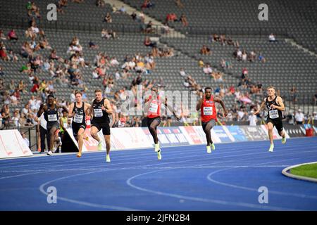 Ligne d'arrivée vr Robin Ganter (MTG Mannheim/ 6th place), Lucas ANSAH-PEPRAH (HSV Hamburg Hamburg Hamburg Hamburg/ 3rd place), gagnant Owen ANSAH (HSV Hamburg Hamburg Hamburg/ 1st place), Julian WAGNER (Top Team Thuringe/ 2nd place) .place), Kevin KRANZ (Sbola team Wetzlar/ 4th place), James Aprintaction (SCC/ 7th place) Finale 100m hommes sur 25.06.2022 Championnats d'athlétisme allemands 2022, à partir de 25,06. - 06/26/2022 à Berlin/Allemagne. ÃÂ Banque D'Images