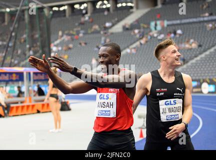 Gagnant de jubilation Owen ANSAH (HSV Hamburg Hamburg Hamburg / 1st place) r. Julian WAGNER (Top Team Thuringe/ 2nd place), finale homme 100m sur les Championnats d'athlétisme allemands 25 juin 2022 2022, de 25 juin. - 06/26/2022 à Berlin/Allemagne. ÃÂ Banque D'Images