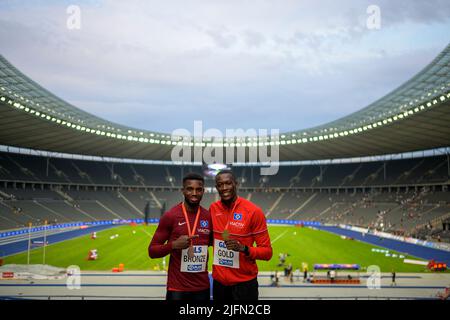 Berlin, Allemagne. 25th juin 2022. Gagnant Owen ANSAH (HSV Hamburg Hamburg Hamburg / 1st place) avec Lucas ANSAH-PEPRAH l. (HSV Hamburg Hamburg Hambourg / 3rd place) et médailles, cérémonie de remise des prix, médaille, finale du stade olympique 100m hommes sur 25.06.2022 championnats d'athlétisme allemands 2022, à partir de 25,06. - 06/26/2022 à Berlin/Allemagne. ÃÂ crédit : dpa/Alay Live News Banque D'Images