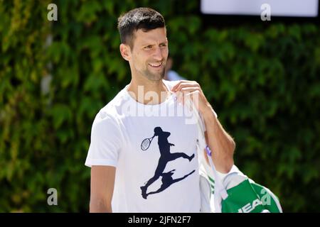 Londres, Royaume-Uni, 4th juillet 2022 : Novak Djokovic avant une séance d'entraînement au All England Lawn tennis and Croquet Club de Londres. Credit: Frank Molter/Alamy Live News Banque D'Images