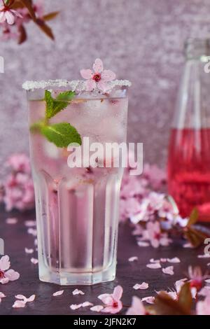 Cocktail de printemps. Limonade avec glace et menthe. Banque D'Images