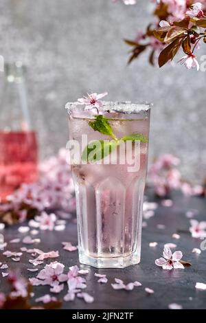 Cocktail de printemps. Limonade avec glace et menthe. Banque D'Images