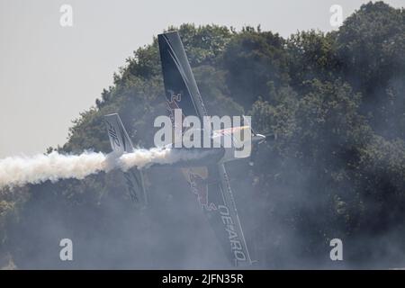 Porto, Portugal - 1 septembre 2017 : course aérienne de Porto Red Bull. Journée de formation. Avion en manœuvre serrée au-dessus de l'ancien Vila Nova de Gaia. Banque D'Images