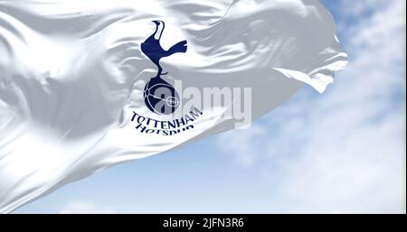 Londres, Royaume-Uni, 2022 mai : le drapeau du Tottenham Hotspur Club agité dans le vent par temps clair. Tottenham Hotspur est un club de football professionnel basé à Banque D'Images