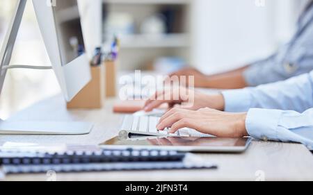 Gros plan de personnes d'affaires inconnues mains tapant sur le clavier dans un bureau au travail, Un démarrage occupé de travail d'entreprise dans un bureau Banque D'Images