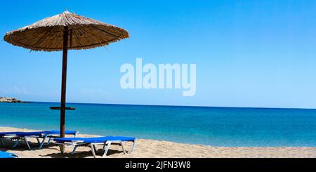Transats vides sur une plage en Grèce. Deux chaises longues sable blanc, vue sur la mer avec horizon Banque D'Images