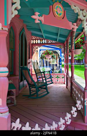 Rangée de porches Gingerbread Cottage Banque D'Images