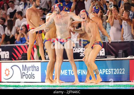 BUDAPEST, HONGRIE - JUILLET 3: Miguel de Toro Dominguez d'Espagne, Sergi Cabanas Pegado d'Espagne célèbrent la victoire lors des Championnats du monde de la FINA Budapest 2022 Médaille d'or entre l'Italie et l'Espagne sur 3 juillet 2022 à Budapest, Hongrie (photo d'Albert Ten Hove/Orange Pictures) Banque D'Images