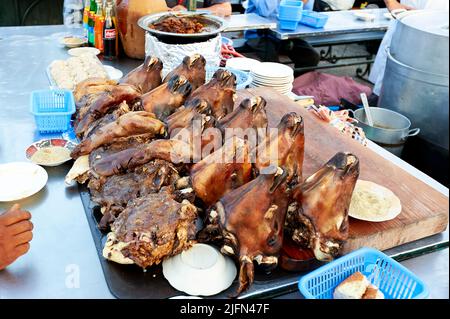 Maroc Marrakech. Têtes de chèvre cuites prêtes à être servies sur la place Djema el Fna prêtes à être servies sur la place Djema el Fna Banque D'Images