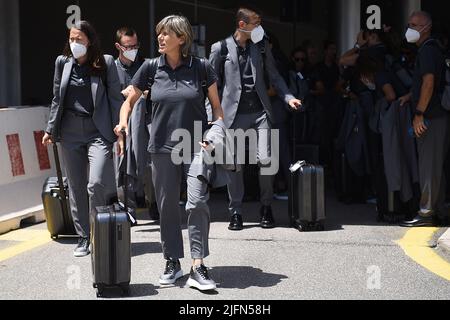 Fiumicino, Italie , 04th juillet , 2022 photo de gauche à droite, Milena Bertolini L’équipe nationale de football des femmes italiennes part de l’aéroport Fiumicino Leonardo da Vinci pour participer au Championnat d’Europe en Angleterre. Credit: Massimo Insabato / Alay Live News Banque D'Images