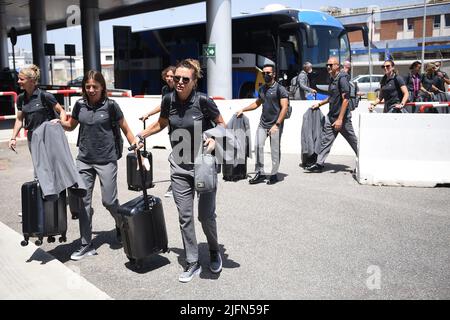 Fiumicino, Italie , 04th juillet , 2022 photo de gauche à droite, Cristiana Girelli L’équipe nationale de football des femmes italiennes part de l’aéroport Fiumicino Leonardo da Vinci pour participer au Championnat d’Europe en Angleterre. Credit: Massimo Insabato / Alay Live News Banque D'Images