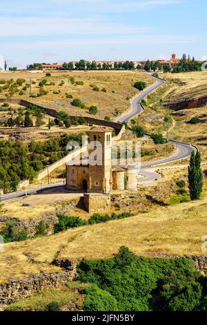 Église médiévale à la périphérie de la ville de Ségovie avec route d'accès qui monte la colline. Banque D'Images