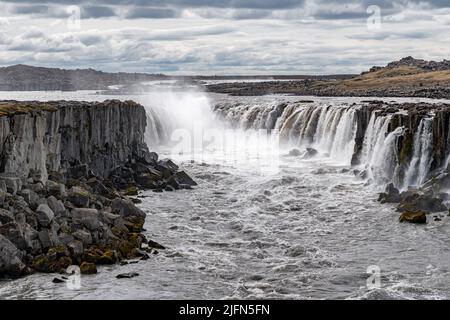 La cascade Selfoss vue de la rive est de la rivière Jokulsa a Fjollum, dans le nord de l'Islande Banque D'Images