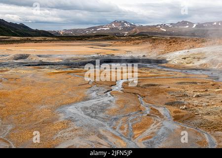 Sources chaudes dans la zone géothermique de Hverir - Namafjall près du lac Myvatn dans le nord de l'Islande Banque D'Images