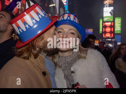 NEW YORK, New York – 1 janvier 2022 : les fêtards du nouvel an sont vus sur Times Square. Banque D'Images