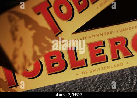 Une barre de chocolat Toblerone le soir au soleil sur une table de cuisine à la maison. Toblerone va perdre le label « de Suisse » de l'avant de son emballage après avoir décidé d'ouvrir un site de production pour le chocolat en Slovaquie. Banque D'Images