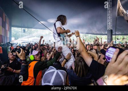 Roskilde, Danemark. 02nd, juillet 2022. Le groupe britannique de post-punk IDLES donne un concert en direct pendant le festival de musique danois Roskilde Festival 2022 à Roskilde. Ici, le guitariste Lee Kiernan est vu avec la foule du festival. (Crédit photo: Gonzales photo - Erling Brodersen). Banque D'Images