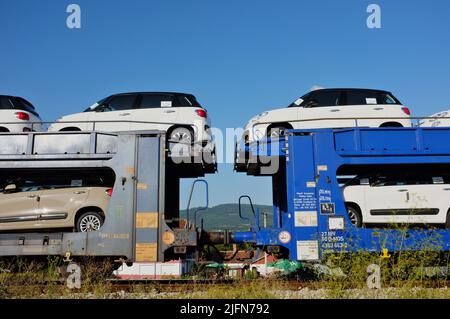 Voitures neuves, Fiat 500L, sur un train de marchandises de l'industrie automobile de Mosolf, logistique et services, en Serbie Banque D'Images