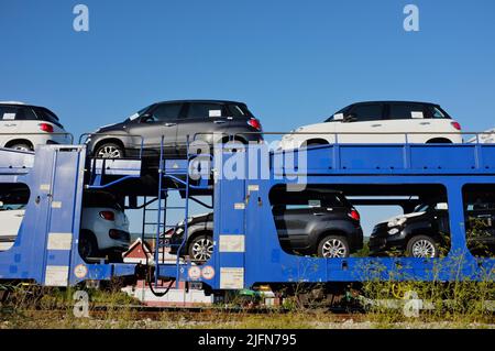 Voitures neuves, Fiat 500L, sur un train de marchandises de l'industrie automobile de Mosolf, logistique et services, en Serbie Banque D'Images