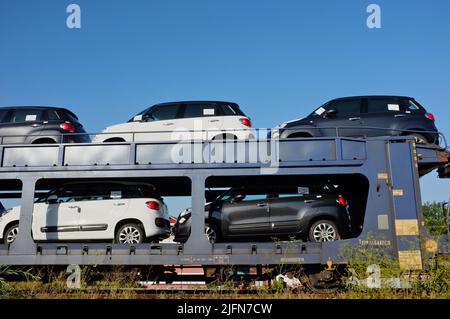 Voitures neuves, Fiat 500L, sur un train de marchandises de l'industrie automobile de Mosolf, logistique et services, en Serbie Banque D'Images