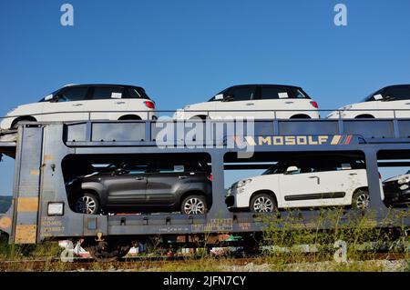 Voitures neuves, Fiat 500L, sur un train de marchandises de l'industrie automobile de Mosolf, logistique et services, en Serbie Banque D'Images