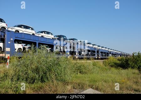 Voitures neuves, Fiat 500L, sur un train de marchandises de l'industrie automobile de Mosolf, logistique et services, en Serbie Banque D'Images