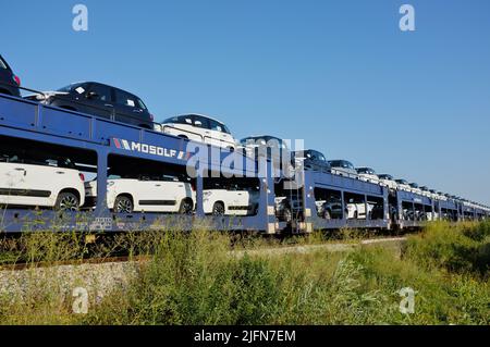 Voitures neuves, Fiat 500L, sur un train de marchandises de l'industrie automobile de Mosolf, logistique et services, en Serbie Banque D'Images