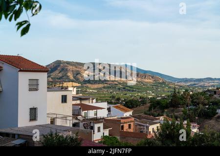 Belle rue de la ville andalouse Alora. Situé dans la province de Malaga avec une architecture typique avec de petites rues, maisons blanches. Banque D'Images