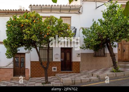 Belle rue de la ville andalouse Alora. Situé dans la province de Malaga avec une architecture typique avec de petites rues, maisons blanches. Banque D'Images