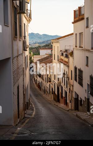 Belle rue de la ville andalouse Alora. Situé dans la province de Malaga avec une architecture typique avec de petites rues, maisons blanches. Banque D'Images