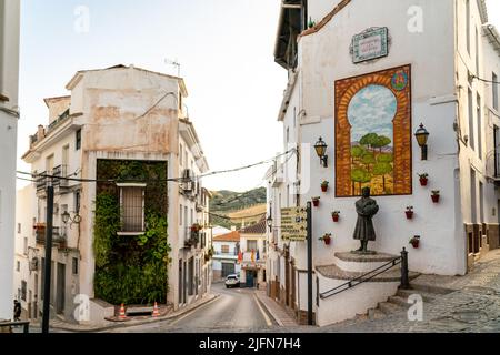 Belle rue de la ville andalouse Alora. Situé dans la province de Malaga avec une architecture typique avec de petites rues, maisons blanches. Banque D'Images