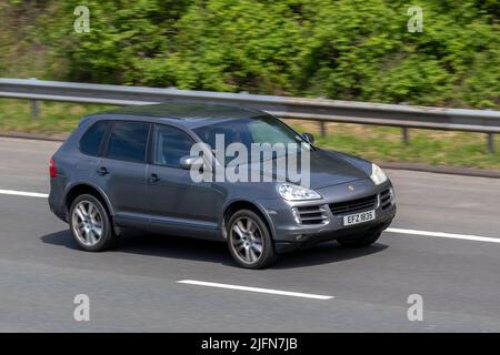 2008 Porsche Cayenne gris V6 S Auto Tiptronic essence SUV 3598 cc, sur l'autoroute M6, Royaume-Uni Banque D'Images