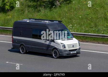 2015 VW Volkswagen Crafter Cr35Tdi 136 LRH1 MWB blanc LCV panel van 1968cc ; conduite sur l'autoroute M6, Manchester, Royaume-Uni Banque D'Images