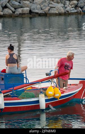 Un pêcheur avec sa fille se dirigeant vers la mer avec leur bateau de pêche Banque D'Images