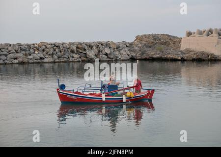 Un pêcheur avec sa fille se dirigeant vers la mer avec leur bateau de pêche Banque D'Images