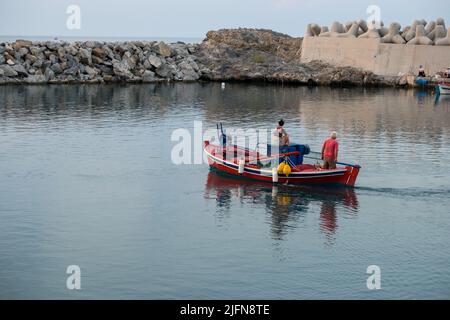 Un pêcheur avec sa fille se dirigeant vers la mer avec leur bateau de pêche Banque D'Images