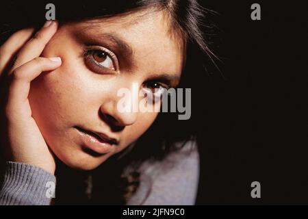Aspect marron. Un regard intéressé d'une belle jeune race mixte anglo-indienne modèle féminin. À partir d'une série d'images avec le même modèle. Banque D'Images