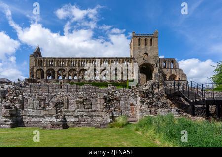 Jedburgh, Royaume-Uni - 18 juin 2022 : vue sur les ruines de l'abbaye de Jedburgh en Auguste Banque D'Images