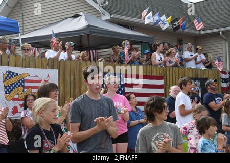 Racine, Wisconsin, États-Unis. 4th juillet 2022. Les spectateurs applaudissent un char patriotique sur la rue main à racine, Wisconsin, lors du défilé annuel du Fest de 4th, lundi 4 juillet 2022. (Image de crédit : © Mark Hertzberg/ZUMA Press Wire) Banque D'Images