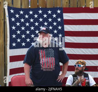 Racine, Wisconsin, États-Unis. 4th juillet 2022. Les spectateurs applaudissent un char patriotique sur la rue main à racine, Wisconsin, lors du défilé annuel du Fest de 4th, lundi 4 juillet 2022. (Image de crédit : © Mark Hertzberg/ZUMA Press Wire) Banque D'Images