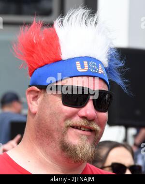 Racine, Wisconsin, États-Unis. 4th juillet 2022. Des spectateurs s'alignent sur la rue principale à racine, Wisconsin, pour assister au défilé annuel de Fest de 4th, lundi 4 juillet 2022. (Image de crédit : © Mark Hertzberg/ZUMA Press Wire) Banque D'Images